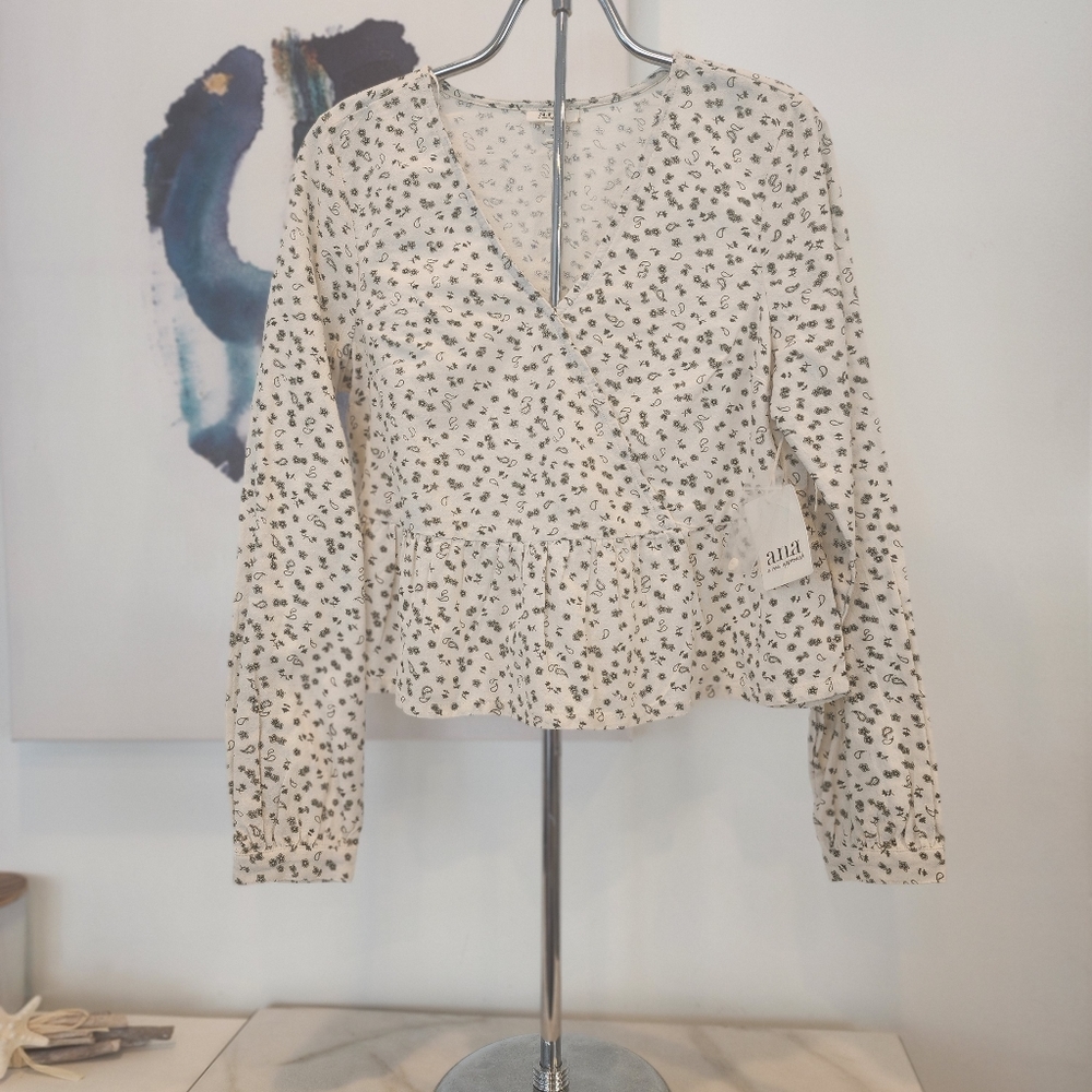 A.N.A, NWTO, WOMENS size Xs,Paisley ditsy cream color v neck long sleeve blouse
